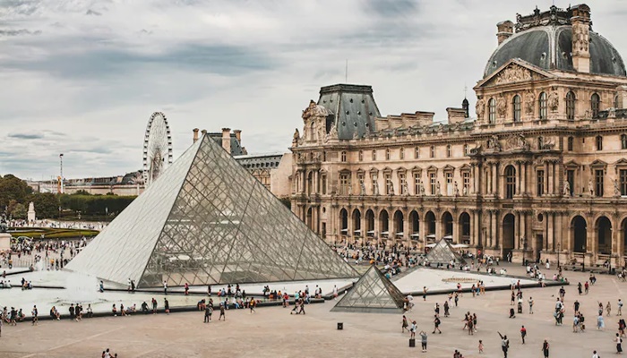 Louvre Museum Shuts down