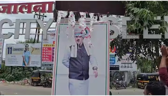 Supporters perform milk abhishek on Dhananjay Munde’s image