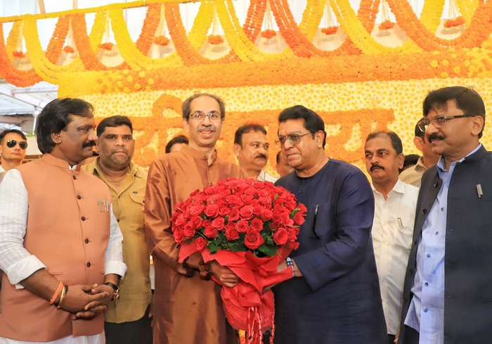 Uddhav Thackeray's Birthday, Raj Thackeray Visits Matoshree! Hug in Front of Balasaheb's Portrait